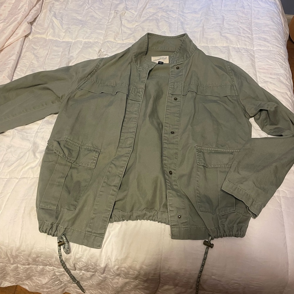 Universal Thread (Target Brand) light jacket olive green size medium